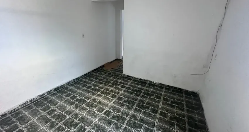 Aluga-se casa 3 comodos com vaga de garagem no jd bela vista  aproximadamente 35 m², ideal para até 3 pessoas, localizada em região tranquila e de fácil acesso: