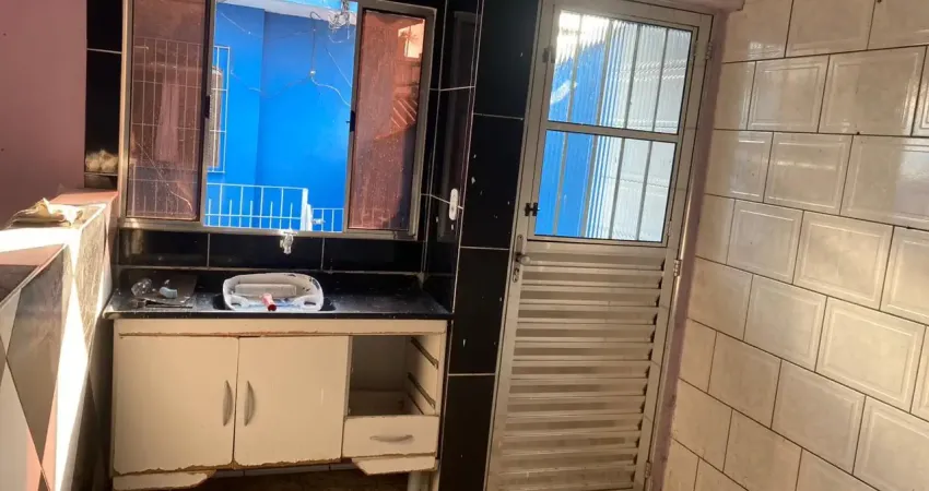 Aluga-se casa 3 comodos com vaga de garagem no jd bela vista  aproximadamente 35 m², ideal para até 3 pessoas, localizada em região tranquila e de fácil acesso: