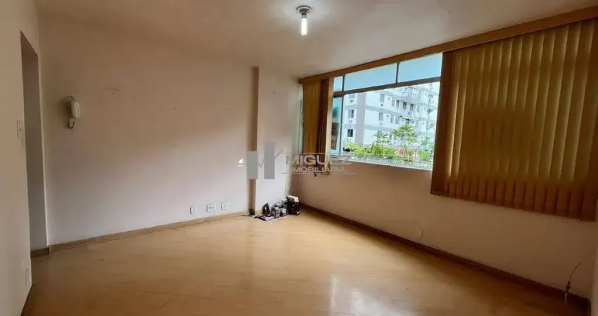 Rua Carlos de Vasconcelos (Saens Pena) sala, 2 quartos, dependências e vaga