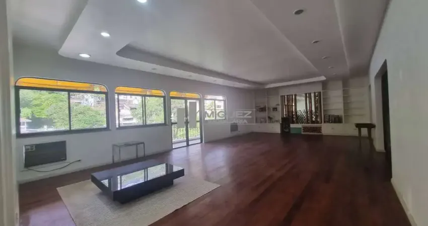 À venda na tijuca: amplo apartamento de 300m² com 5 quartos, 2 suítes, 5 banheiros, varandas e 3 vagas. localizado na rua helion póvoa, esquina com itacuruça, a 400 metros do metrô uruguai. agende vis