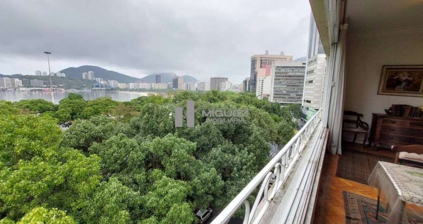 Apartamento a venda na Praia de Botafogo, com aproximadamente 300 m², com uma vista deslumbrante da praia e Pão de Açúcar, salão com aproximadamente 70m² em 3 ambientes, 4 quartos, suíte, 1 vaga de ga