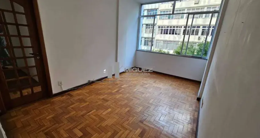 Excelente sala, 2 quartos localizado na aprazível Praça Saens Pena