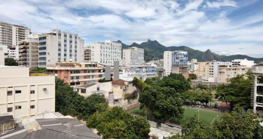 COBERTURA MARAVILHOSA A VENDA NO CORAÇÃO DA TIJUCA - RUA DESEMBARGADOR IZIDRO - VARANDA, SALA EM 2 AMBIENTES, 2 QUARTOS SENDO 1 SUÍTE, 1 BANHEIRO SOCIAL, COPA COZINHA, DEPENDÊNCIAS COMPLETAS, SALÃO, T