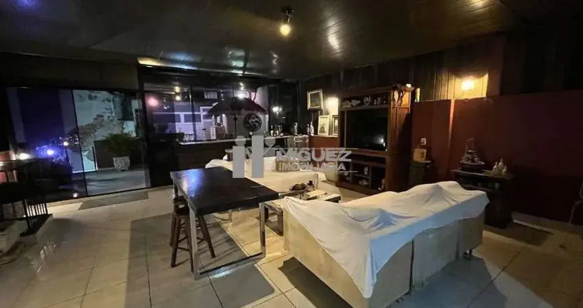 Tijuca, vendo casa rua do matoso. 2 quartos, terraço e uma loja enorme no térreo com garagem