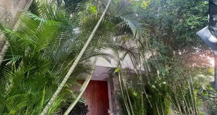 Espetacular casa à venda no Alto da Boa Vista, Rua da Selva. Casa duplex, salão em em 4 ambientes, escritório, 4 quartos, garagem para 3 carros com 440m² de área útil! Abraçada pela Floresta da Tijuca