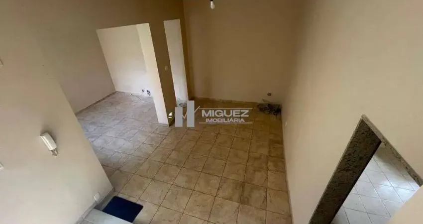 Casa triplex de vila para alugar na Rua Felipe Camarão, apenas 500 metros do Shopping Tijuca!