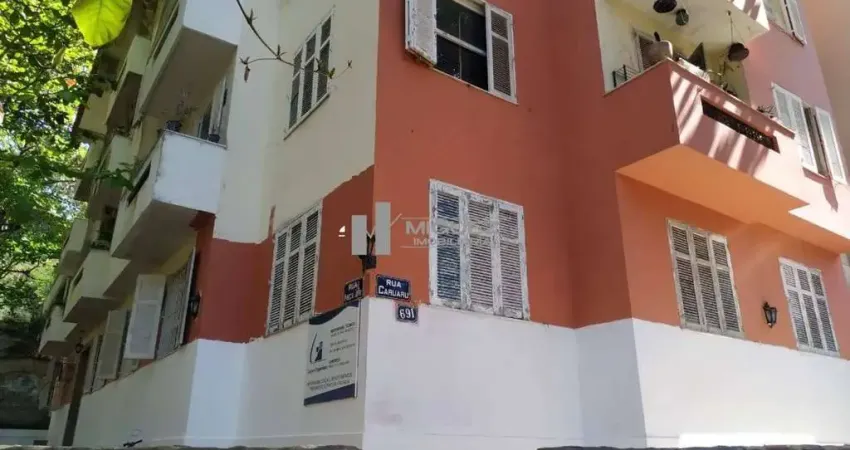 Apartamento a venda no Grajaú, composto por 2 quartos, sala, cozinha banheiro, área de serviço.