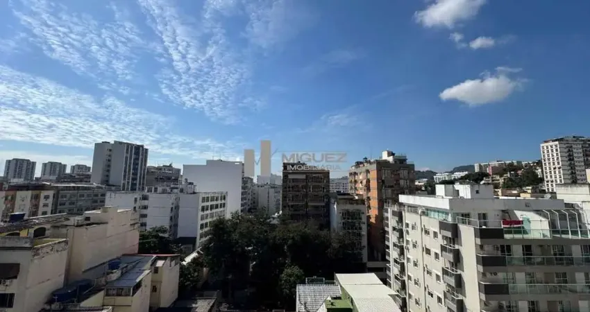 Apartamento à venda, Tijuca, Varanda, 02 quartos, suíte, garagem, farto lazer, colado ao metrõ e a nobre Praça Afonso Pena