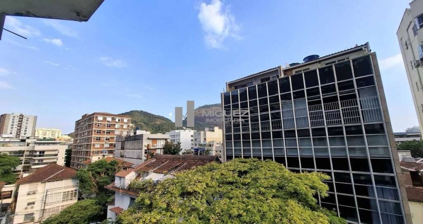 Aparatamento a venda na Zona Sul, composto por 3 quartos, 2 banheiros, 1 suíte, 2 vagas e rua com segurança 24 horas.