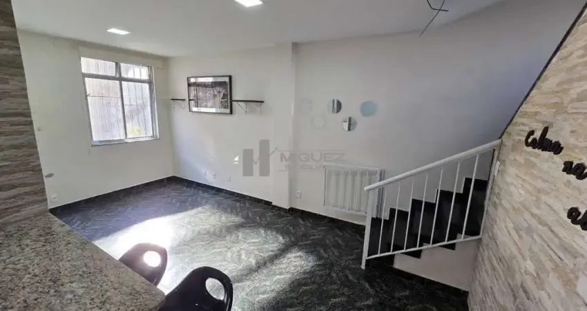 Casa de vila rua barão de cotegipe (vila isabel) - casa triplex composta por sala, 3 quartos sendo 1 suíte, 1 banheiro social, 1 lavabo, cozinha integrada a sala, área de serviço, terraço com toldo re