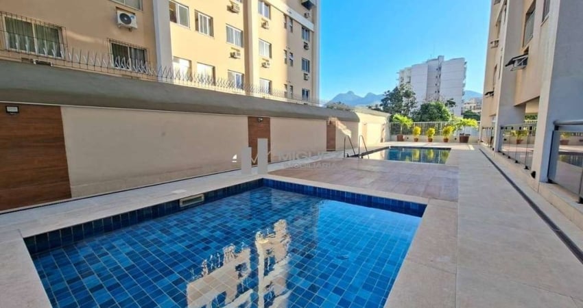 Apartamento com varanda, 2 quartos, sendo 1 suíte e vaga à venda no belíssimo Condomínio Charles Chaplin, na Tijuca. Colado ao Shopping Tijuca. Rua Engenheiro Enaldo Cravo Peixoto.