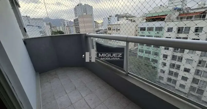 Tijuca! Apartamento com varanda, 2 quartos (1 suíte), vaga na escritura, prédio com porteiro 24 horas – ao lado da Praça Afonso Pena e do metrô!
