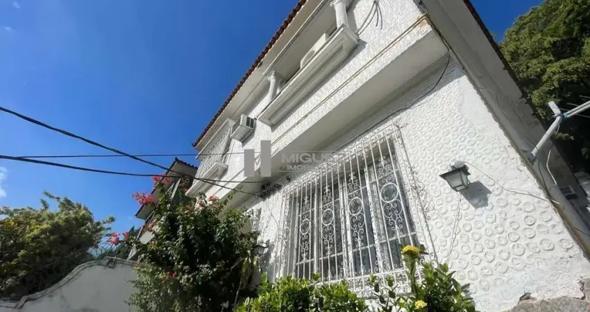 Casa Triplex À venda na Tijuca! Localizado na rua que é um refúgio do bairro, Rua Gurindiba! São aproximadamente 330m² de conforto para sua família!