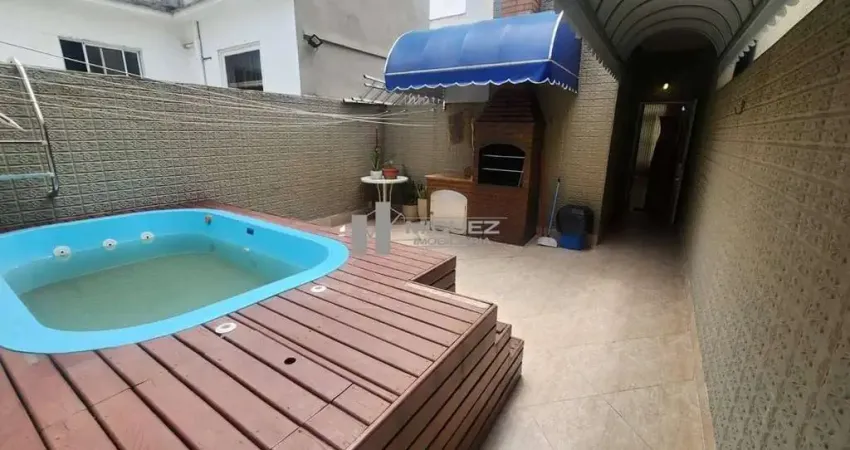 Belíssimo apartamento tipo casa duplex à venda na Rua deputado Soares Filho, na Tijuca. 3 quartos, sendo 2 suítes, sacada, 2 salas, cozinha, 4 banheiros, Área gourmet com piscina.