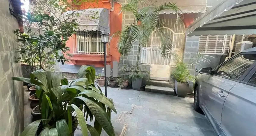 CASA DUPLEX À VENDA- 4 QUARTOS, 2 COZINHAS, ÀREA EXTERNA, PISCINA E GARAGEM. RUA BOM PASTOR-TIJUCA.