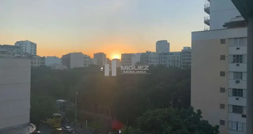 RUA CAMPOS SALES, PROPRIEDADE ÍMPAR À VENDA, 4 QUARTOS, SUÍTE, VAGA NA ESCRITURA.