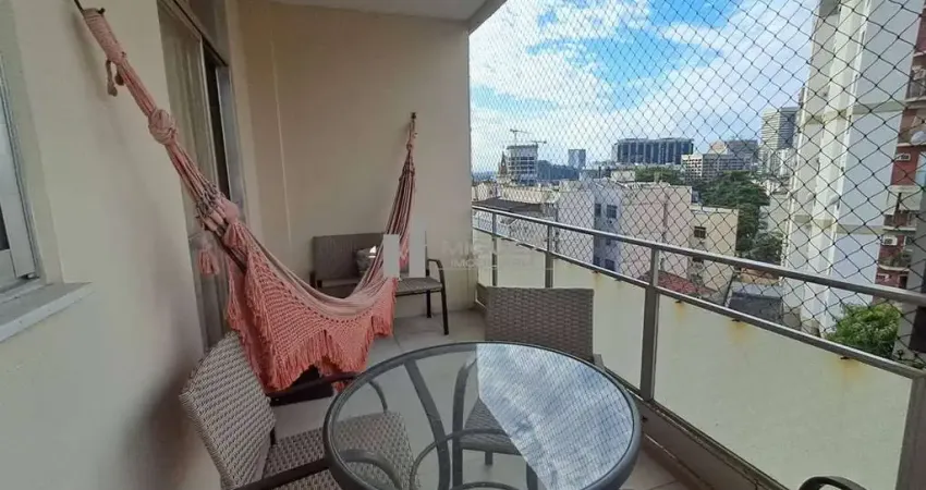 Apartamento a venda, ao lado do metrô do estácio com varandão, dois quartos e vaga