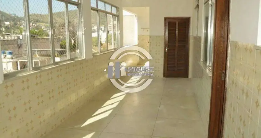 Apartamento à venda na Rua Espírito Santo, Praça Seca! São aproximadamente 240m²  bem distribuídos em sala, 3 quartos, suíte e 2 vagas de garagem!