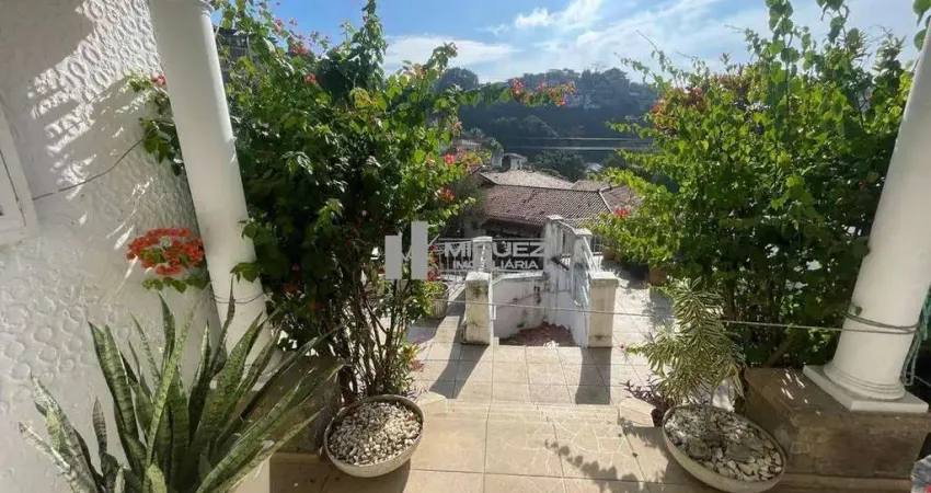 Próximo Praça Xavier Brito, casa a venda, com 04 quartos, 330m2 de conforto. Sensacional !