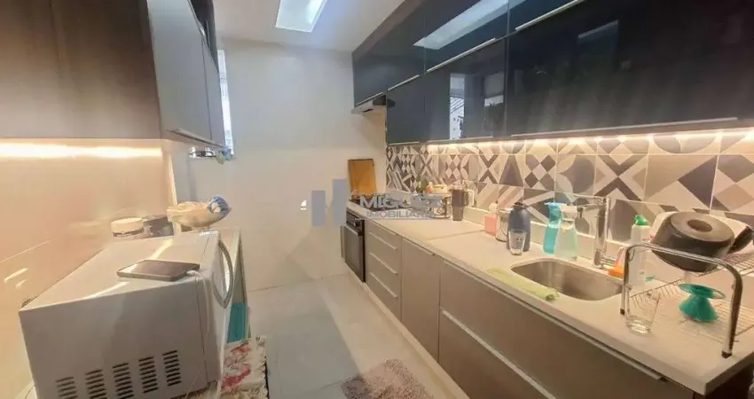 Não perca esta chance! lindíssimo apartamento a venda na tijuca, na rua doutor satamini, com 2 quartos, vaga na escritura e portaria 24 horas. a apenas 2 minutos da praça afonso pena, é ideal para que