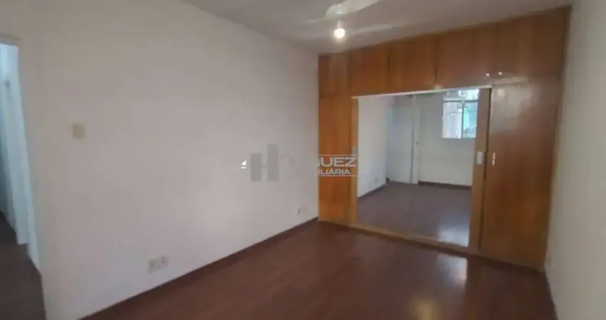 Espaçoso apartamento Garden de 3 quartos com quintal e vaga de garagem, localizado na Rua Engenheiro Adel, Tijuca.