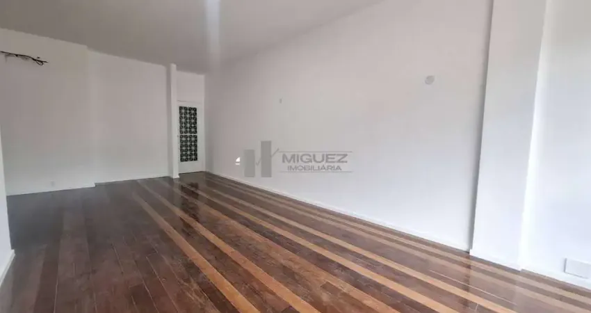 Viva com praticidade e estilo! Este apartamento à venda na Rua Conde de Bonfim, Tijuca, é totalmente remodelado e oferece salão, 3 quartos (1 suíte), copa-cozinha, dependência completa e 2 vagas na es
