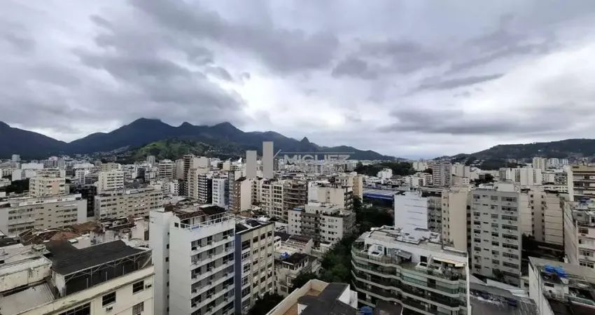Oportunidade única! Apartamento a venda na Rua Conde de Bonfim, Tijuca, colado ao metrô. Totalmente remodelado, com salão, 3 quartos (1 suíte), copa-cozinha, dependência completa e 2 vagas na escritur