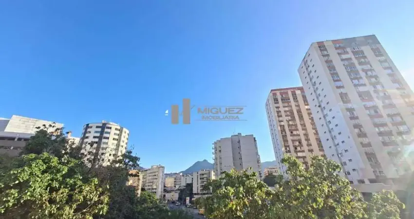 Oportunidade imperdível! Apartamento a venda no belíssimo Condomínio Charles Chaplin, Tijuca, com varanda, 2 quartos (1 suíte) e vaga de garagem. Na Rua Engenheiro Enaldo Cravo Peixoto, colado ao Shop