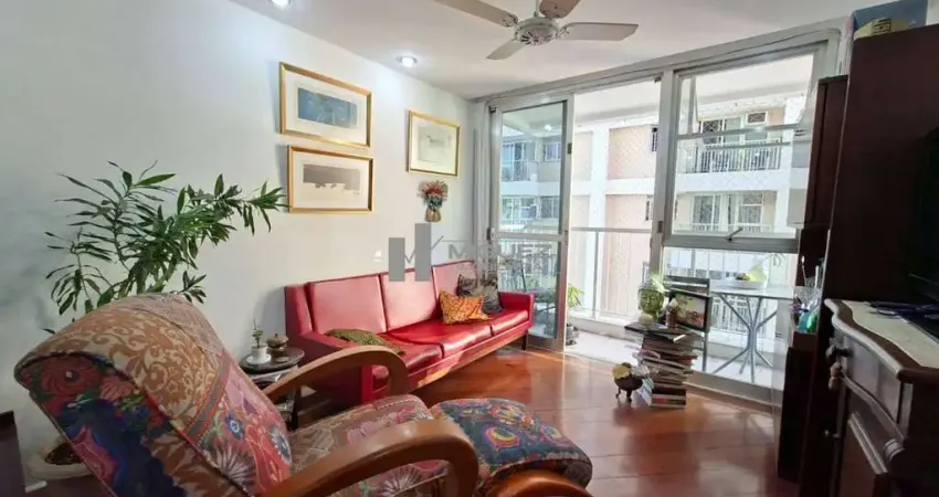 Seu novo lar está na Tijuca! Este apartamento à venda no Condomínio Charles Chaplin, na Rua Engenheiro Enaldo Cravo Peixoto, oferece varanda, 2 quartos (sendo 1 suíte) e vaga. Ao lado do Shopping Tiju
