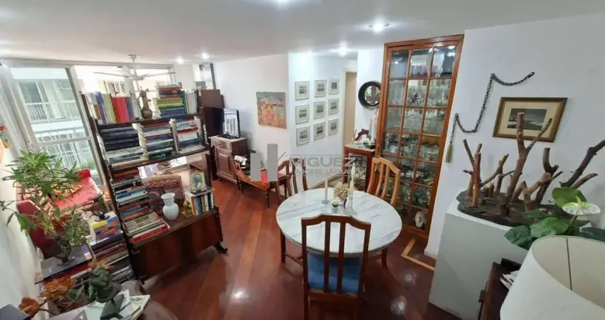 Morar bem é morar aqui! Apartamento a venda no Condomínio Charles Chaplin, Tijuca, com varanda, 2 quartos (sendo 1 suíte) e vaga de garagem. Localizado na Rua Engenheiro Enaldo Cravo Peixoto, colado a