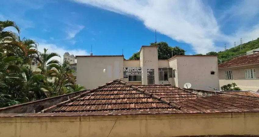 Vende-se apartamento na rua Citiso, ao lado da praça Del Vecchio, 2 quartos, suíte.