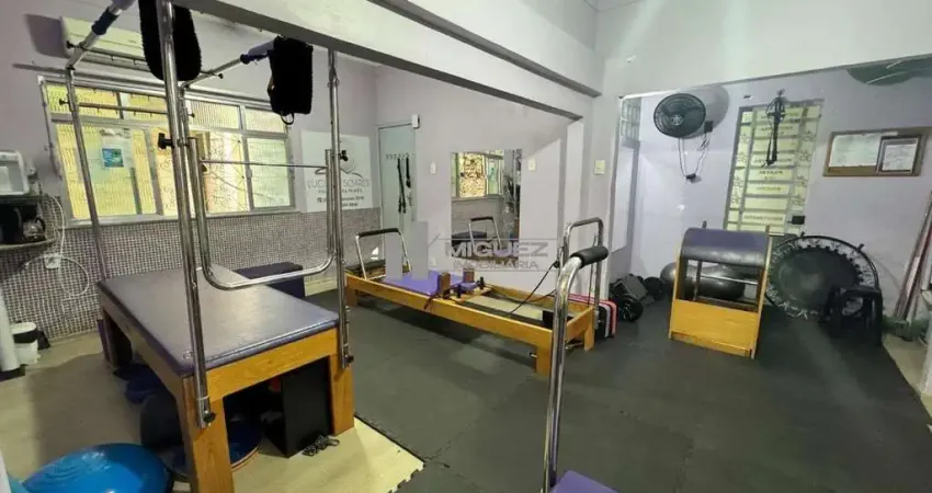 ENCANTADORA CASA DUPLEX A VENDA NA RUA GRAJAÚ, NO BAIRRO GRAJAÚ, COM 156m², 6 QUARTOS E 1 VAGA DE GARAGEM. A APENAS 3 MINUTOS DA PRAÇA EDMUNDO REGO, É PERFEITA PARA QUEM BUSCA ESPAÇO E TRANQUILIDADE E