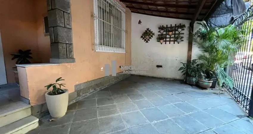 Uma casa dos sonhos espera por você! Casa duplex espetacular a venda na Rua Jerônimo de Lemos, Vila Isabel, com sala em 2 ambientes, 3 quartos e 1 vaga de garagem. Ideal para quem busca conforto e esp