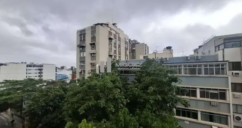 Seu novo lar é uma cobertura dos sonhos! À venda na Tijuca, na Rua Marquês de Valença, esta cobertura linear com 3 quartos oferece espaço e sofisticação. A apenas 500 metros do metrô São Francisco Xav