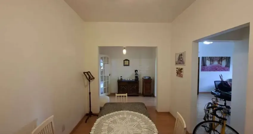 Morar com estilo e conveniência é possível! Este apartamento a venda na Tijuca, na Rua Soares da Costa, conta com 3 quartos espaçosos, 1 vaga na escritura e portaria 24 horas. Debruçado à Praça Saens 
