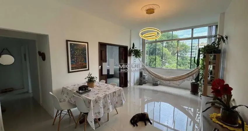 Oportunidade na Tijuca! Apartamento à venda na Rua Martins Pena, colado à Praça Afonso Pena e metrô. Conta com sala ampla, 3 quartos com closet, lavabo, dependências e 1 vaga. Perfeito para sua famíli