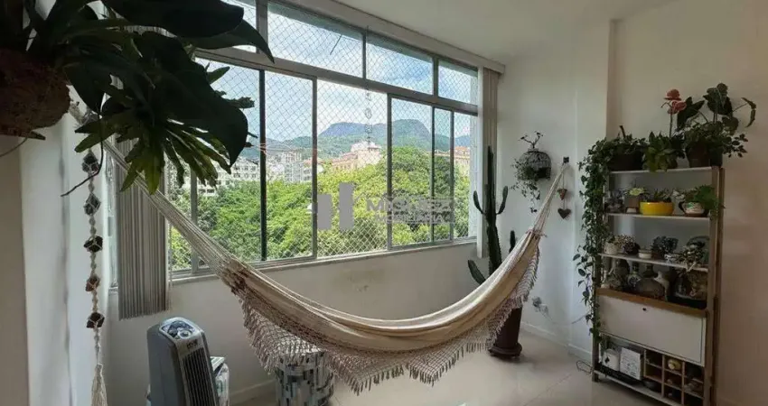 Apartamento à venda na Tijuca, debruçado sobre a Praça Afonso Pena e próximo ao metrô! Na Rua Martins Pena, oferece sala ampla, 3 quartos com closet, lavabo, dependências e 1 vaga de garagem. Ideal pa