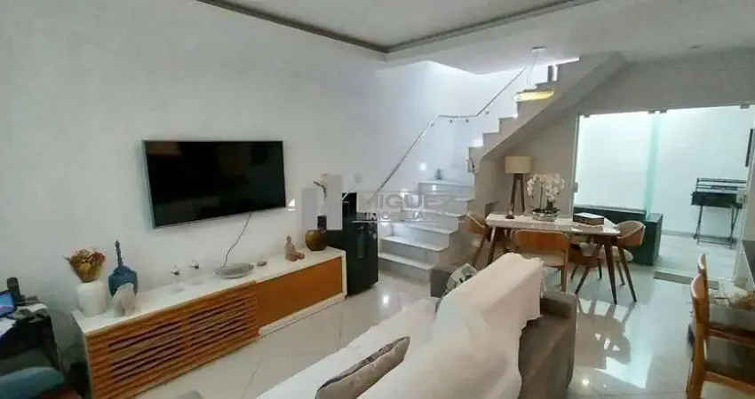 Casa à venda na Tijuca, perto do Shopping Tijuca! Com 4 quartos (1 suíte) e 2 vagas de garagem na escritura, é ideal para quem busca espaço e conveniência. Não perca essa chance, entre em contato agor