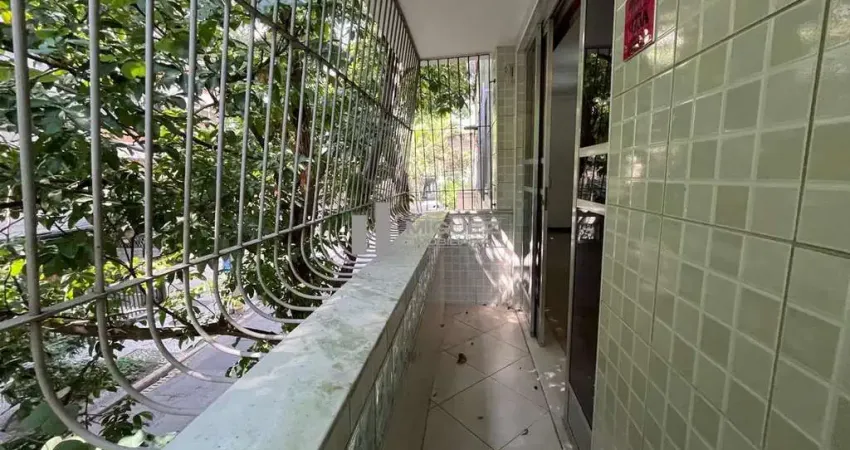 Casa à venda na Tijuca, na rua Rua Adaberto Aranha colada ao shopping Tijuca! Com 3 quartos (1 suíte), cozinha planejada, churrasqueira e área externa. Ideal para quem busca espaço e lazer. Entre em c