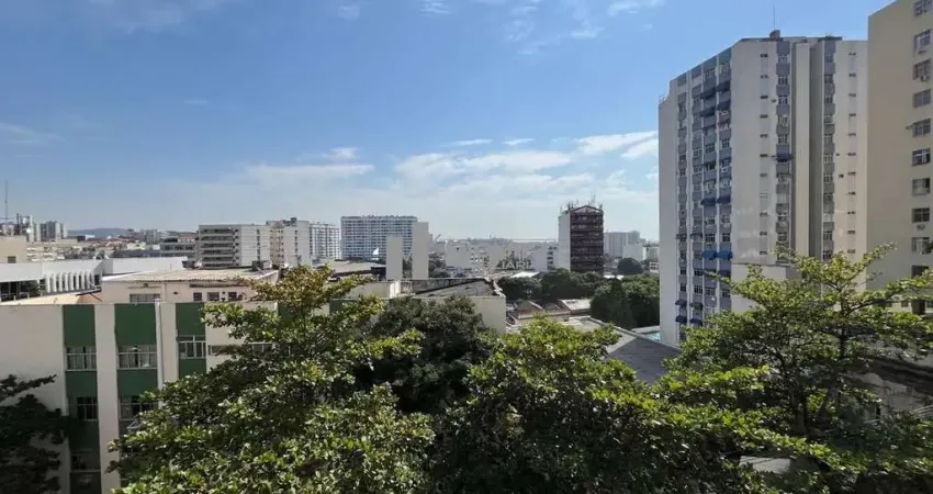 Apartamento à venda com varanda, dois com suíte, dependência e vaga no Estácio