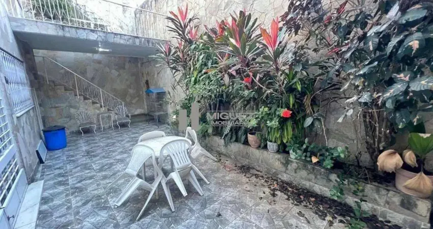Na Tijuca, uma casa duplex à venda que impressiona! Com 316m², 4 quartos (1 suíte) e 4 vagas de garagem, está próxima ao Shopping Tijuca. Ideal para viver com conforto e estilo. Contate-nos e descubra