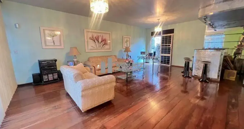 Oportunidade única na Tijuca! Casa duplex à venda com 316m², 4 quartos (1 suíte) e 4 vagas de garagem. Perto do Shopping Tijuca, é perfeita para quem deseja amplitude e conveniência. Fale conosco hoje