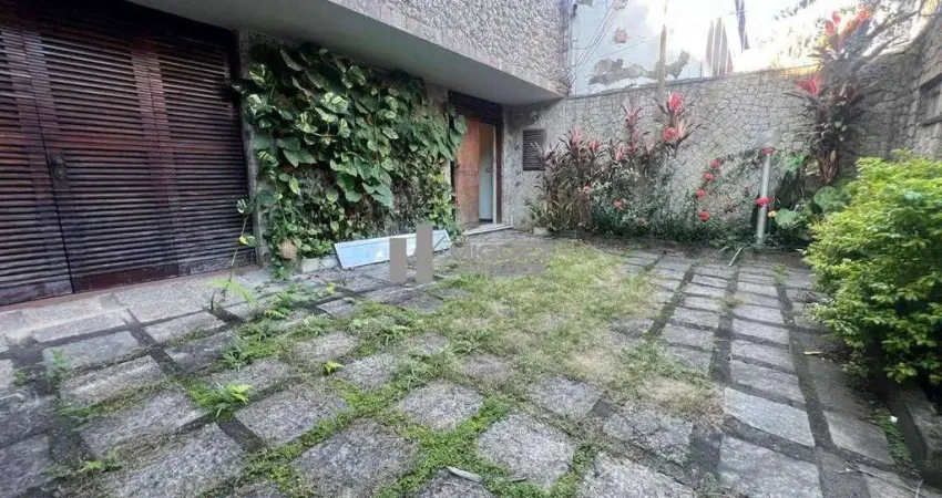 Casa duplex à venda na Tijuca, com 316m² de puro conforto! São 4 quartos (1 suíte), 4 vagas de garagem e localização próxima ao Shopping Tijuca. Ideal para quem busca espaço e praticidade. Entre em co