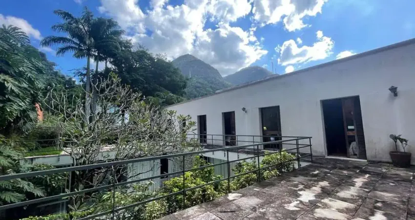 Espetacular casa à venda no alto da boa vista, na rua da selva! duplex com salão em 4 ambientes, escritório, 4 quartos, garagem para 3 carros e 440m². abraçada pela floresta da tijuca, oferece seguran