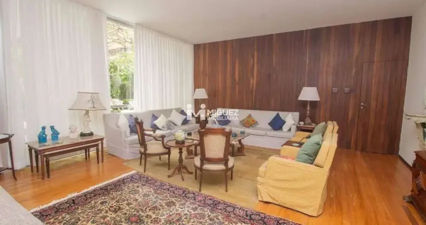 Casa duplex à venda no Alto da Boa Vista, Rua da Selva! Com 440m², salão em 4 ambientes, escritório, 4 quartos e garagem para 3 carros. Cercada pela Floresta da Tijuca, é sinônimo de tranquilidade. Ag