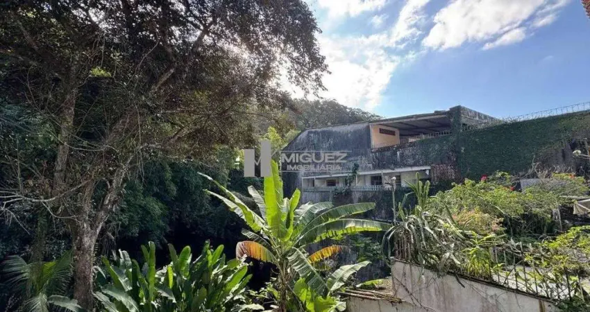 No Alto da Boa Vista, um apartamento térreo à venda com varanda, 2 quartos (1 suíte), ampla cozinha, dependência completa e 1 vaga. Vista para o verde e perto do Largo da Usina. Fale conosco hoje!