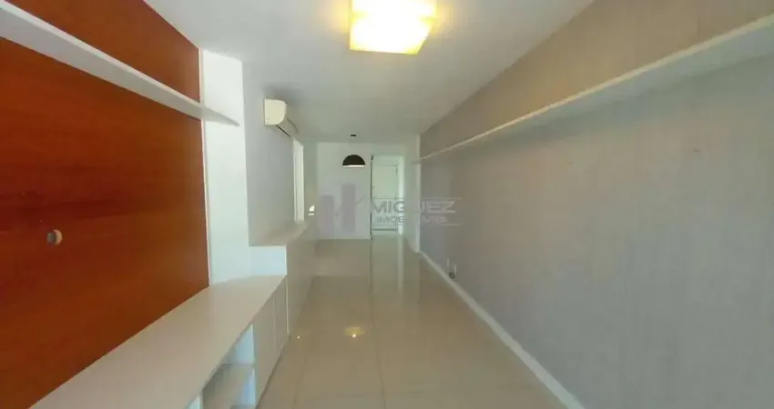 Na Tijuca, um apartamento à venda com 2 quartos (1 suíte), varandão e garagem. Localizado perto do Shopping Tijuca e metrô, oferece lazer total e acesso a amplo comércio. Perfeito para seu estilo de v