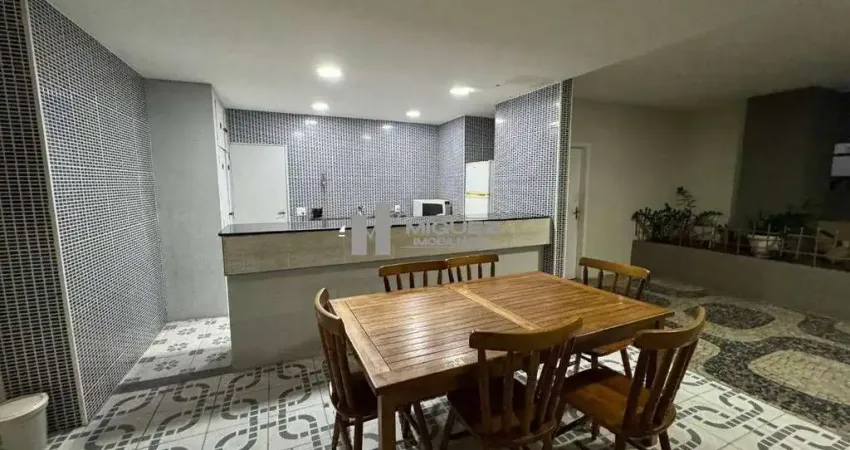 Apartamento à venda na Tijuca, continuação da Rua Campos Sales, à 650m do Metrô Afonso Pena. 2 quartos, com 70m² e 1 vaga de garagem. Portaria 24 horas, churrasqueira e playground. Localizado na Rua d
