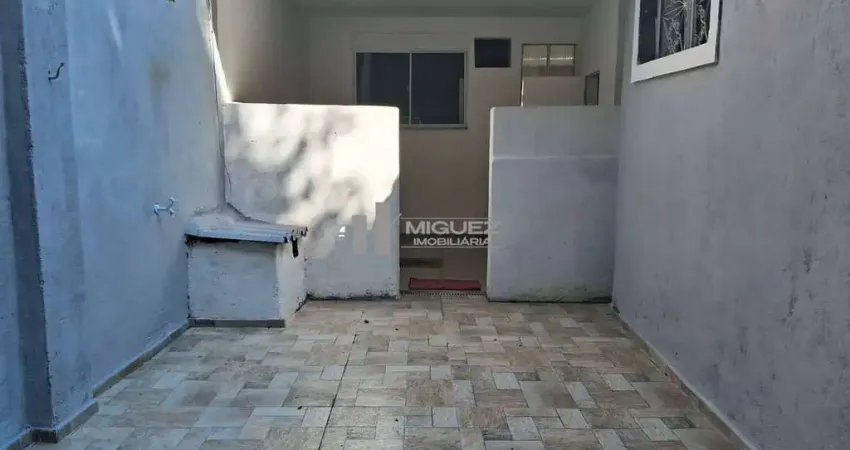 Na rua pereira soares, casa à venda com 3 quartos e quintal, ideal para sua família. em uma rua exclusivamente residencial, oferece paz e privacidade. ligue agora e agende uma visita!