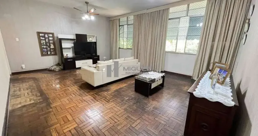 Apartamento à venda na Tijuca, a poucos metros do metrô Afonso Pena. São 3 quartos, sendo 1 suíte, com 109m² e vaga. Amplo, bem localizado e com fácil acesso ao transporte.